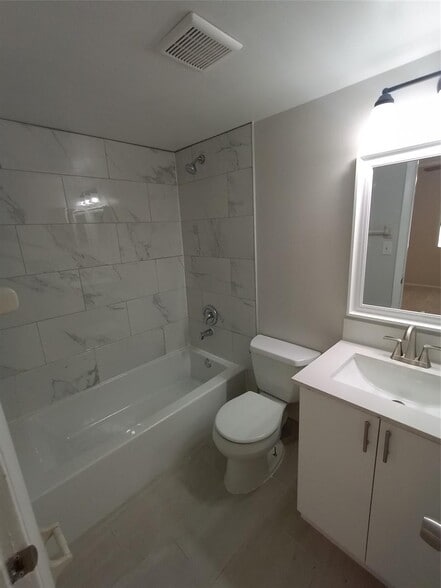 Building Photo - 2641 Riverside Dr