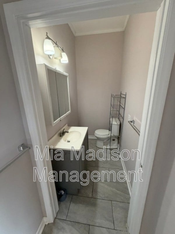 Building Photo - 305 W 39th St