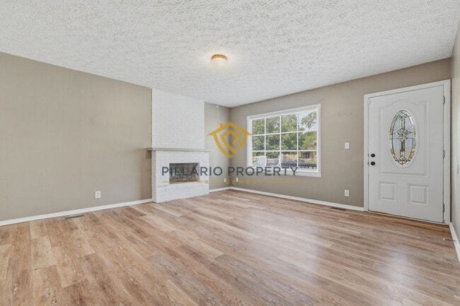 Building Photo - Charming 3-Bedroom Near Downtown with Fenced Yard & Garage Available NOW!