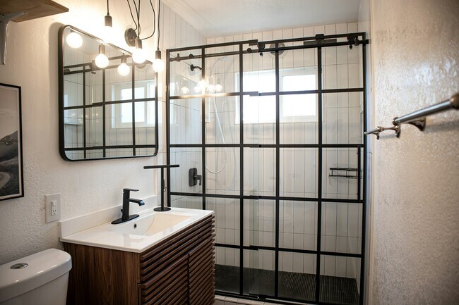 Building Photo - 565 Madrona St