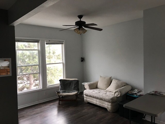 Living room - 2560 Dupont Avenue South