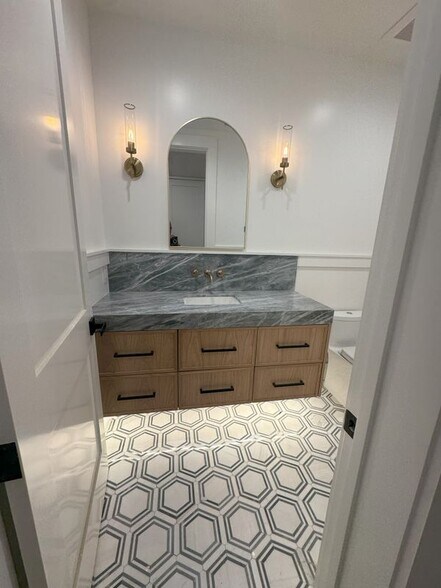 Building Photo - 3312 Kenilworth Dr