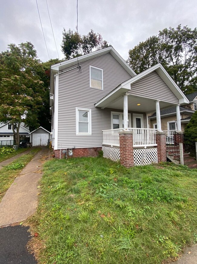 Building Photo - *SINGLE FAMILY RENTAL!* 3BR 1.5BA Right by...