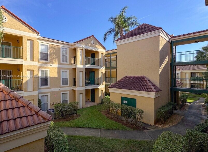 Building Photo - 755 Riverside Dr