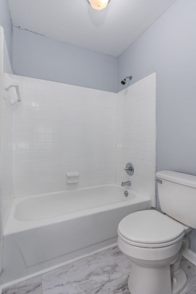 Building Photo - Charming 2 bedroom, 2 bathroom home locate...