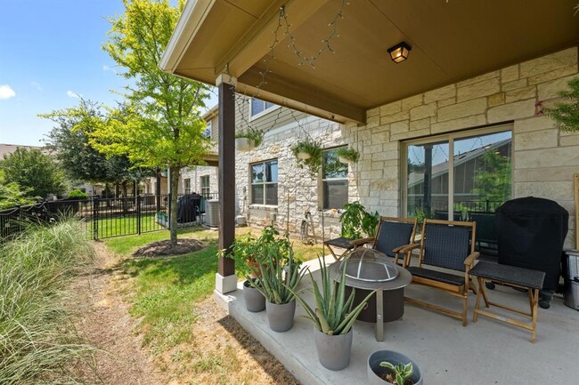 Building Photo - 516 E Slaughter Ln