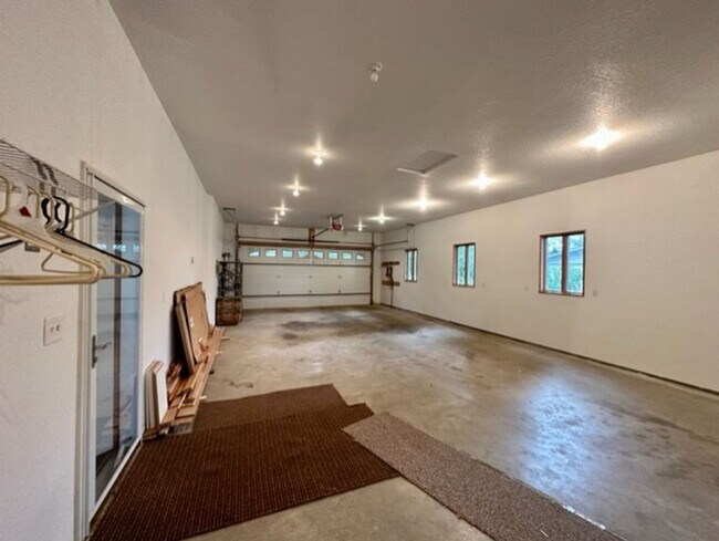 Building Photo - 6 bedroom, 4.5 bath Whitefish chain, 12 mo...