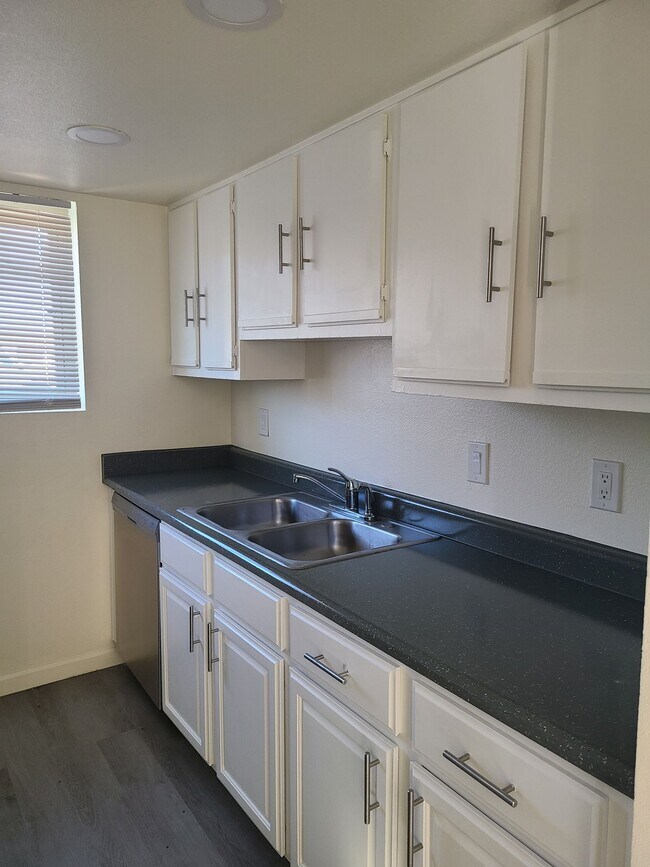 Building Photo - Renovated 2 Bedroom, 1 Bath w/ Washer Dryer Hook Ups and 1 MONTH FREE RENT!