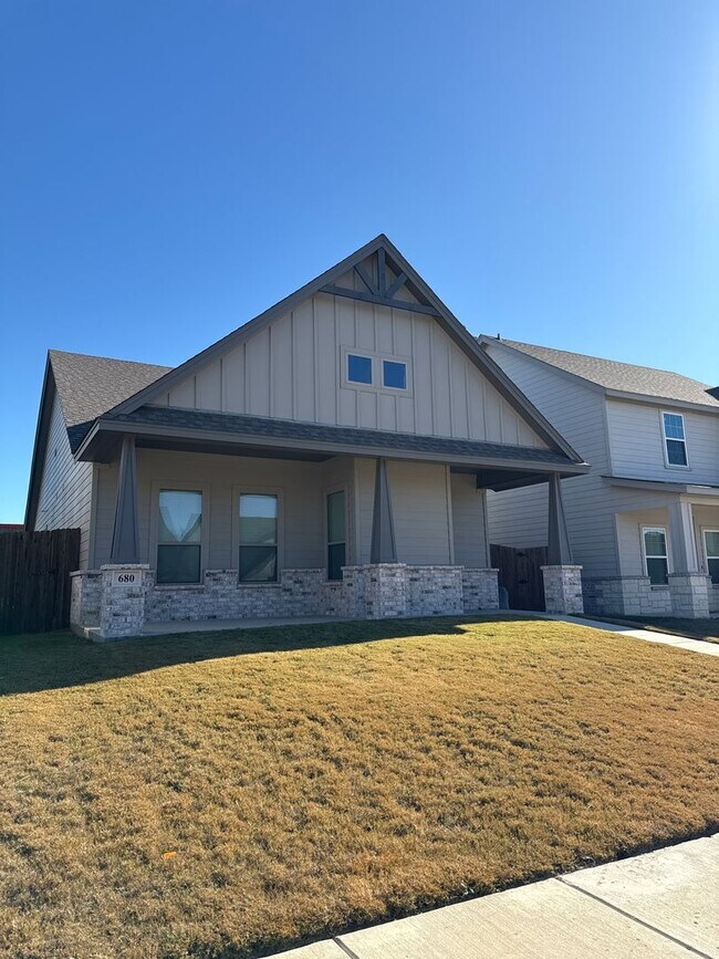 Building Photo - 3/2/2 MOVE IN SPECIALS -Great Location -