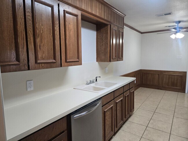 Building Photo - Affordable & Charming 2/1 Move in NOW!!!