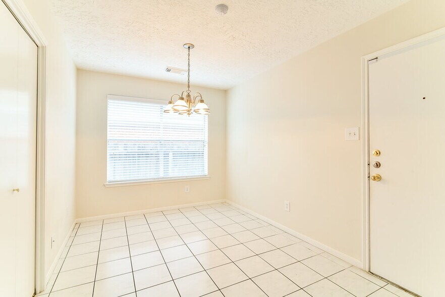 Building Photo - 17606 Glenwolf Dr