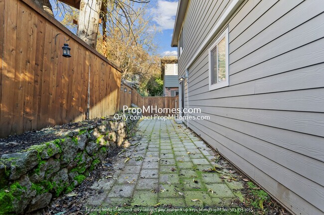 Building Photo - Wonderful Two Bedroom Condo In SE Portland!