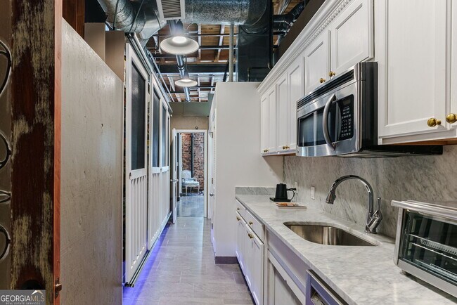 Building Photo - 585 White Cir