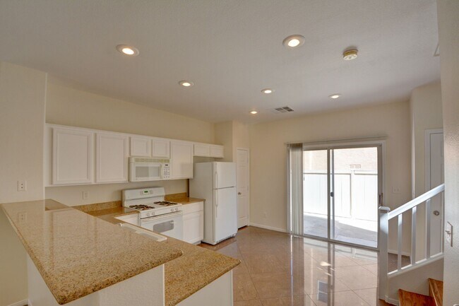 Building Photo - Beautiful two bedroom in great location