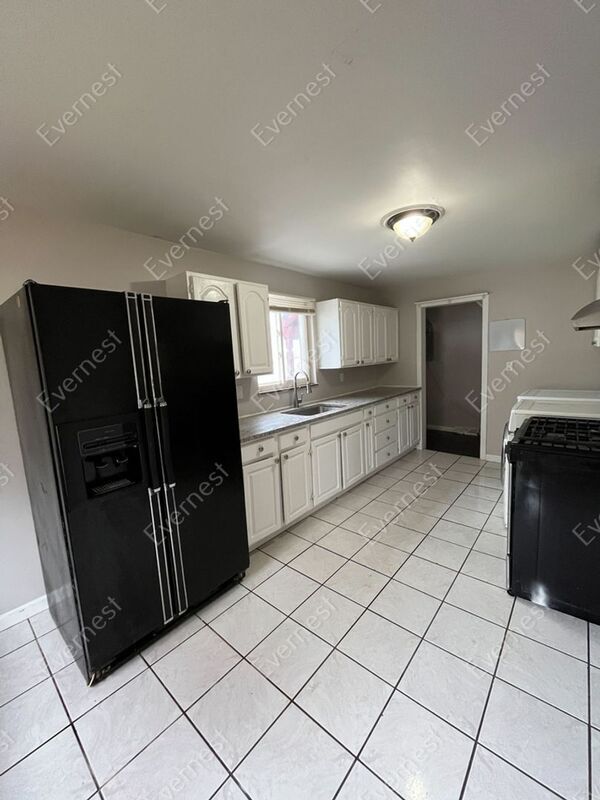 Building Photo - 18474 Glenmore St