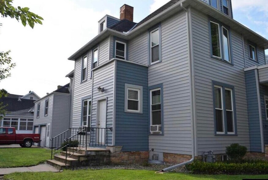 Building Photo - 305 1/2 Elm St