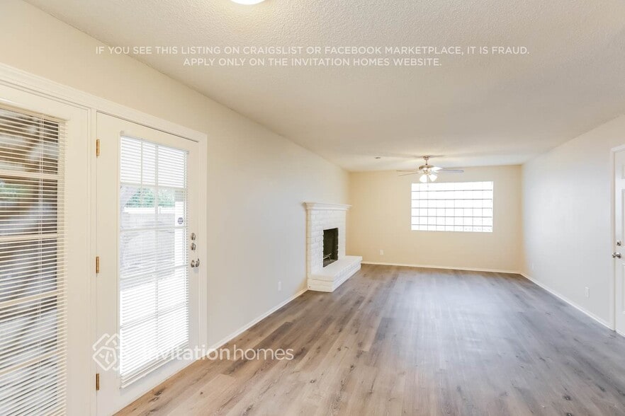 Building Photo - 701 N Comanche Dr