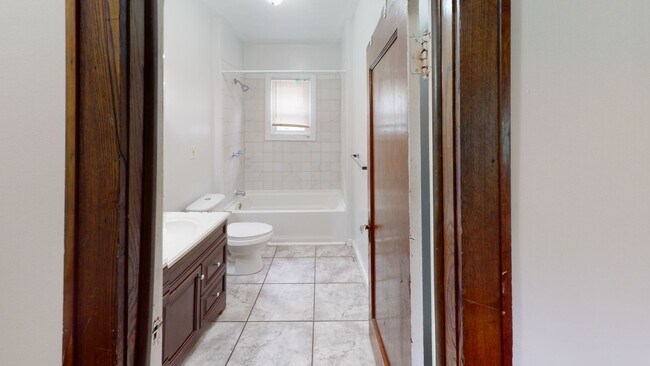 Building Photo - 321-321.5-3215 Hillview Pl