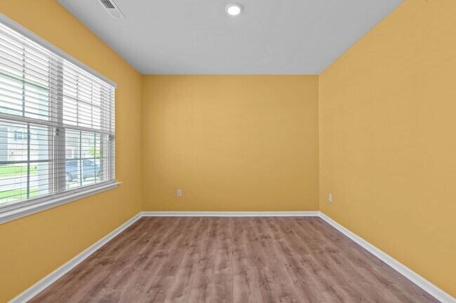 Building Photo - Stunning 5 Bedroom Home with a Fully Fenced In Yard!