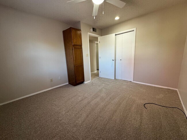 Building Photo - HOT PROPERTY ALERT! Your Dream Starter 3 Bedroom, 1 Bath Home in Springfield Awaits!