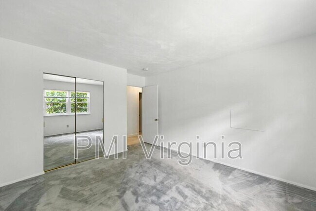 Building Photo - 709 Fiona Ln