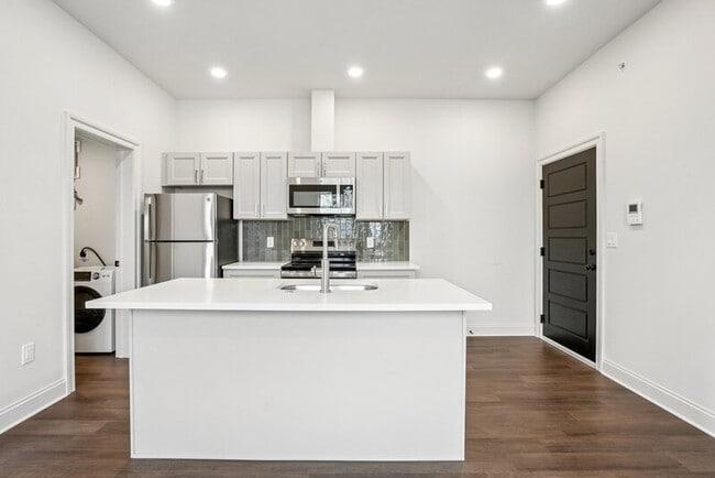 Building Photo - 472 Roxborough Ave