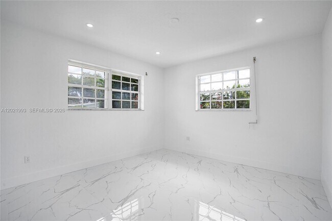 Building Photo - 630 W 72nd Pl