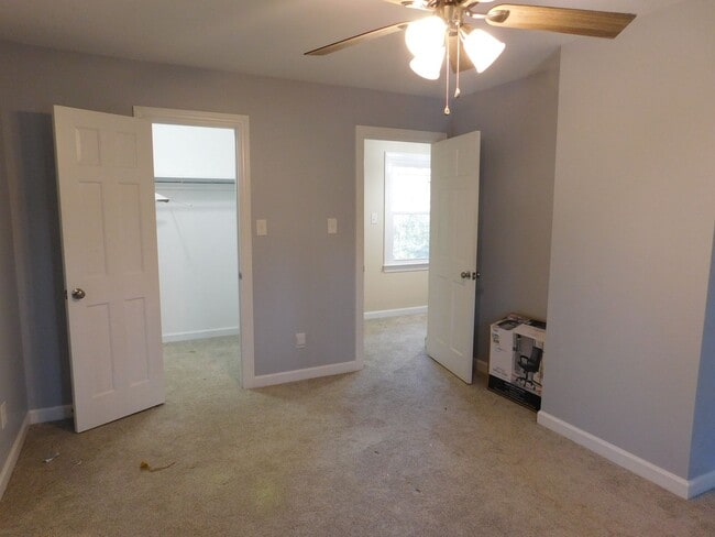 Building Photo - 105 Little Rossie Rd