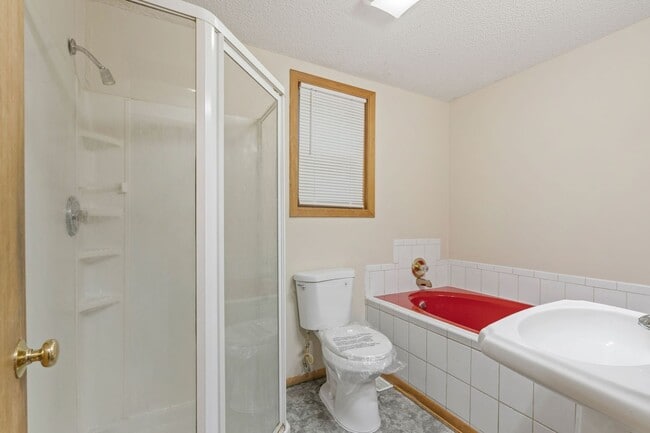 Building Photo - Modern 2-Bedroom Apartment in Hale with Fireplace, Soaking Tub & Premium Amenities