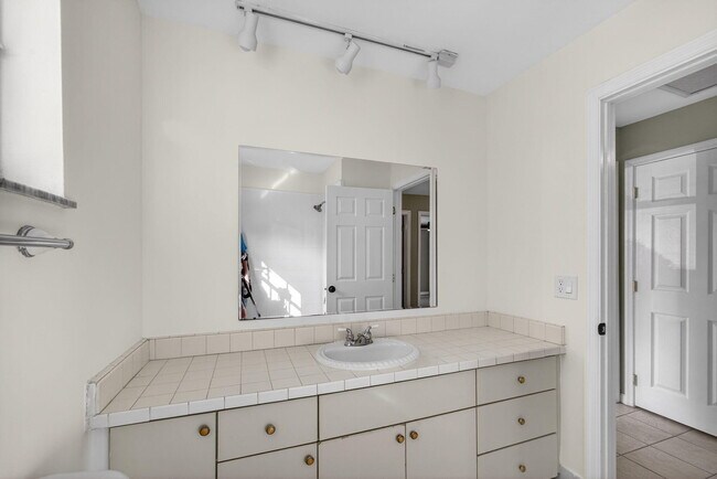 Building Photo - 1242 N Harbor Dr