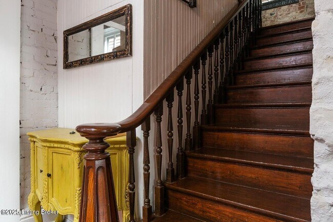 Building Photo - 902 E Jefferson St