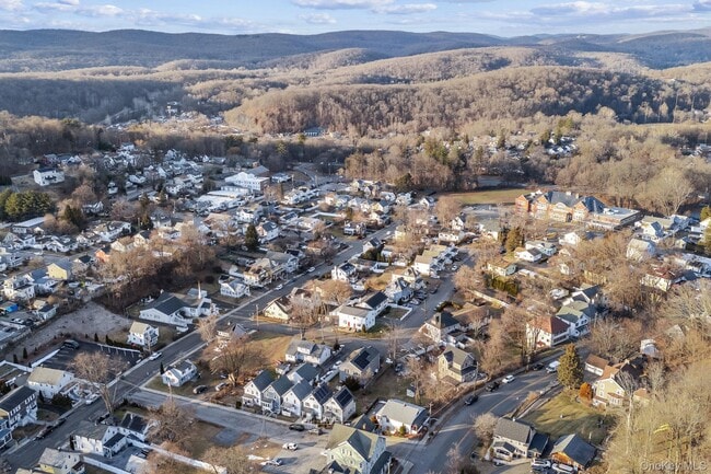 Building Photo - 983 Warren Ave