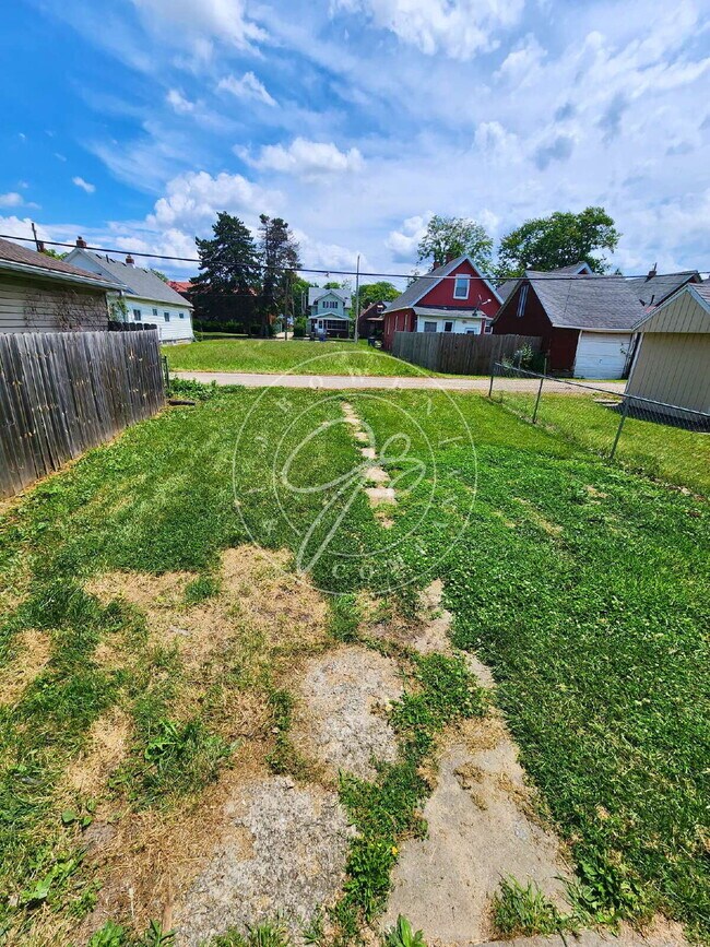 Building Photo - Adorable Updated 3 Bedroom Bungalow Near Downtown & Tony Packo's!
