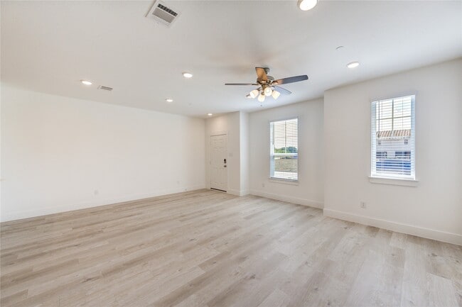 Building Photo - 11914 Carvalho Dr
