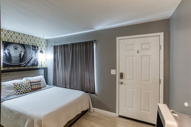 Building Photo - 61 S Sable Blvd