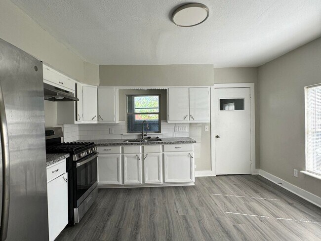 Building Photo - 8708 Lanewood Dr