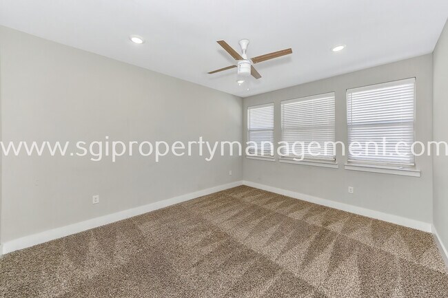 Building Photo - 3604 Aaron Pl