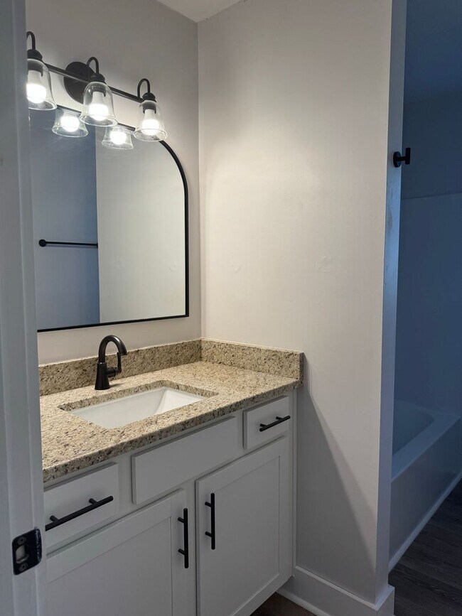 Building Photo - Great Location! 3Bd/2Ba Remodeled Home on ...