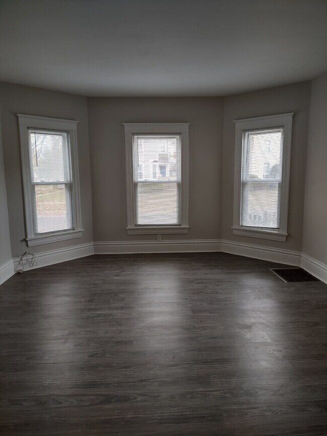 Building Photo - Updated 2-bedroom | Large Kitchen | Laundry in Building
