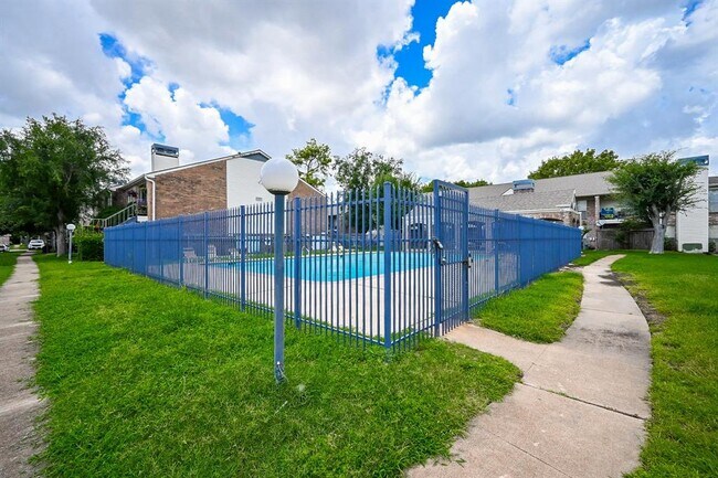 Building Photo - 3900 Woodchase Dr