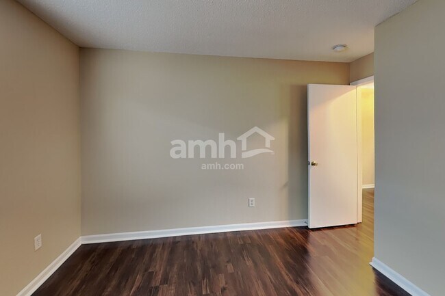Building Photo - 2265 Lakecrest Dr