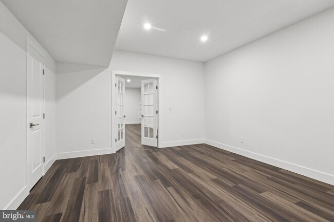 Building Photo - 2 Dogleg Ln