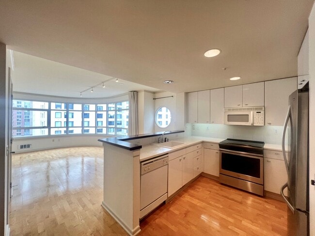 Primary Photo - Excellent South Beach Location-1 Bed/1 Bat...