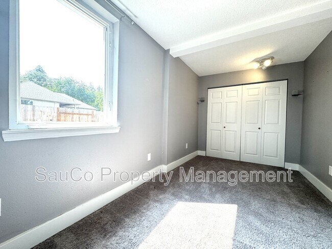 Building Photo - 6543 SE Borwick St