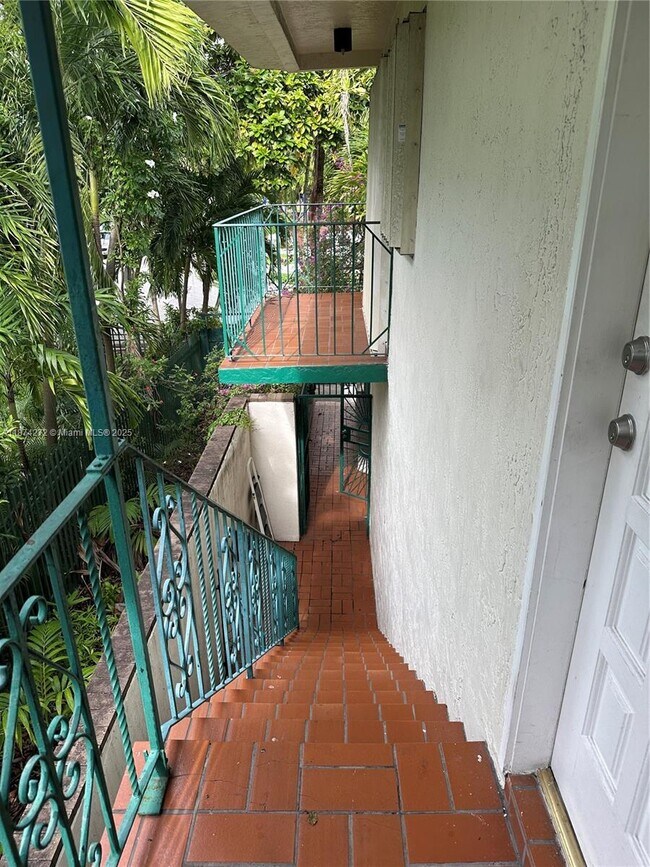 Building Photo - 1321 SW 14th Ave