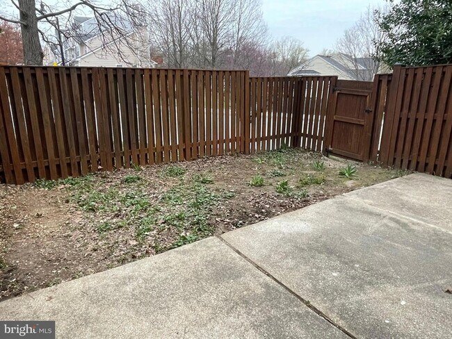 Building Photo - 2214 Deerfern Crescent
