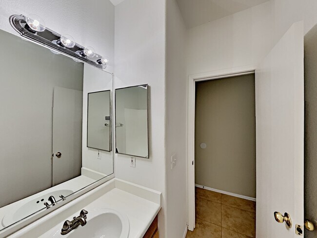 Building Photo - 2352 E Hazeltine Way