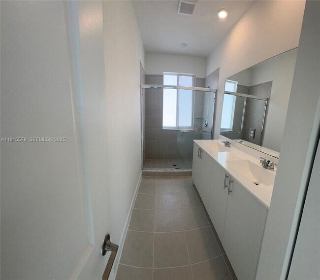 Building Photo - 1455 SE 6th Ter