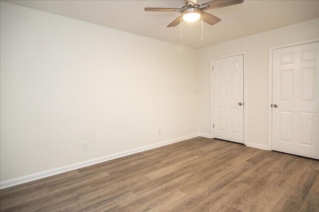 Building Photo - Newly Renovated 3bd/2ba Duplex Unit in Con...