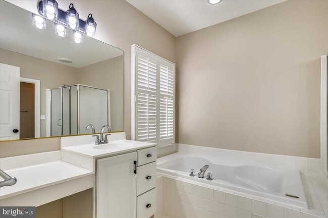 Building Photo - 707 Hawkins Way